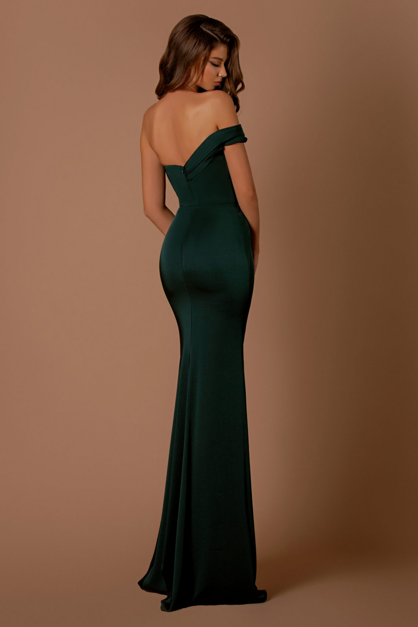 Nicoletta slim fit formal dress in emerald soft suiting